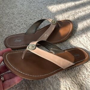 G.H.Bass Thong Sandals with Gold Flower Emblem- Size 9M - Tan